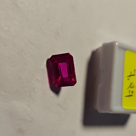 Lab Ruby 7.27 Cts - Picture 1 of 2